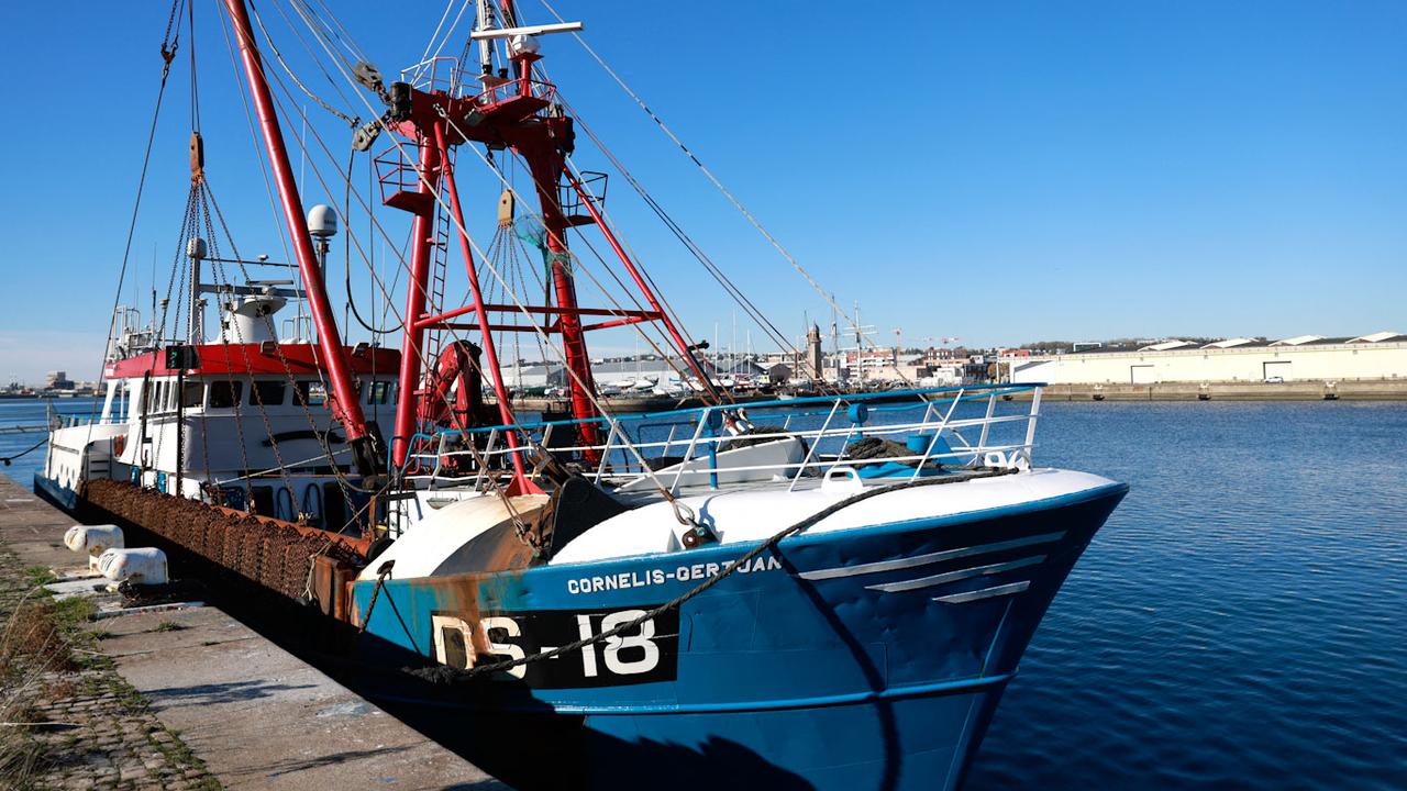 La France veut empêcher les bateaux de pêche britanniques d'accoster dans ses ports. [AFP - Sameer Al-Doumy]