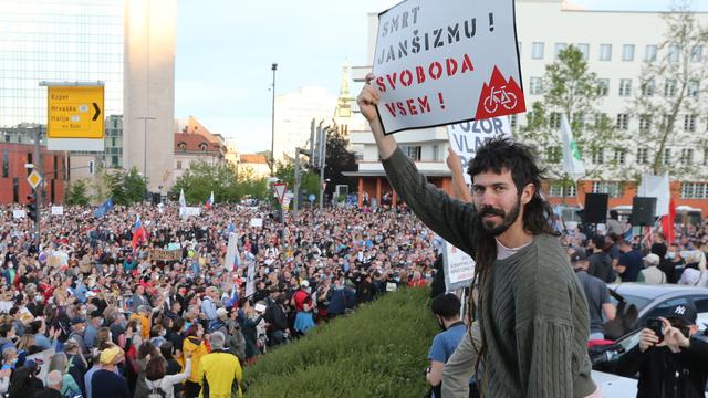 Des dizaines de milliers de Slovènes se sont rassemblés pour appeler au départ du Premier ministre conservateur Janez Jansa, le 28 mai 2021 à Ljubljana. [EPA/Keystone - Tomi Lombar]