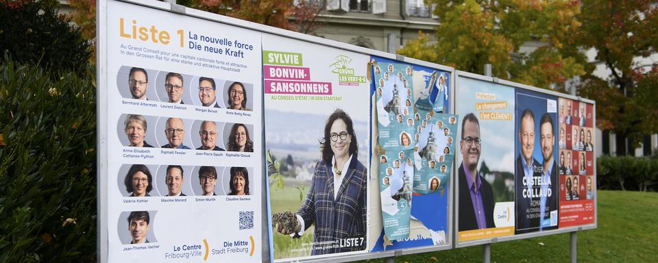 Affiches pour les élections cantonales fribourgeoises des 7 et 28 novembre 2021. [Keystone - Anthony Anex]