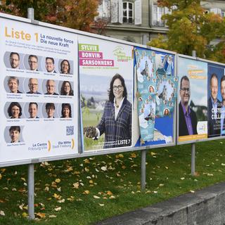 Affiches pour les élections cantonales fribourgeoises des 7 et 28 novembre 2021. [Keystone - Anthony Anex]