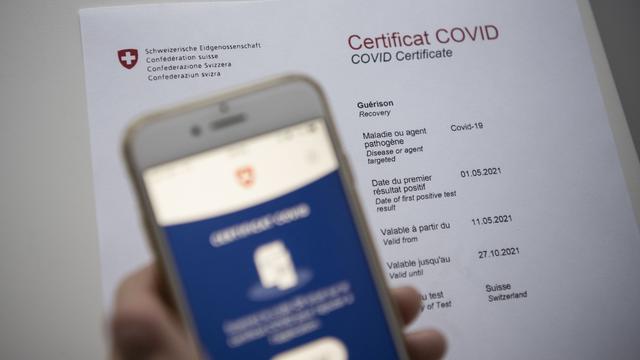 De faux certificats de vaccination contre le Covid-19 et de faux certificats de tests PCR sont proposés sur le DarkNet, ainsi que sur la messagerie Telegram. [Keystone - Christian Beutler]