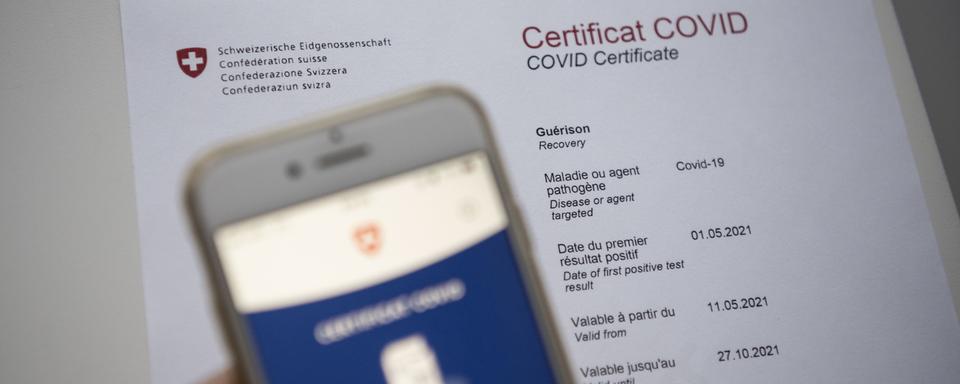 De faux certificats de vaccination contre le Covid-19 et de faux certificats de tests PCR sont proposés sur le DarkNet, ainsi que sur la messagerie Telegram. [Keystone - Christian Beutler]