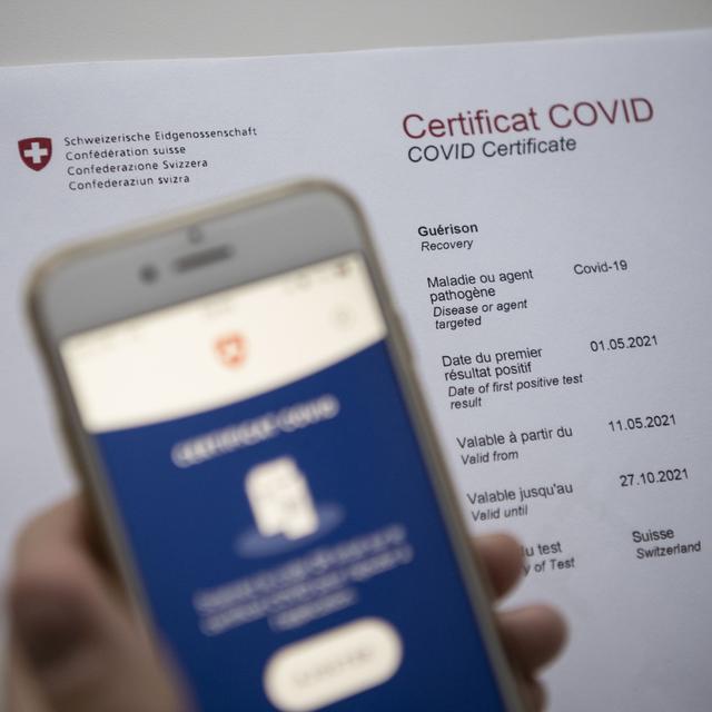 De faux certificats de vaccination contre le Covid-19 et de faux certificats de tests PCR sont proposés sur le DarkNet, ainsi que sur la messagerie Telegram. [Keystone - Christian Beutler]