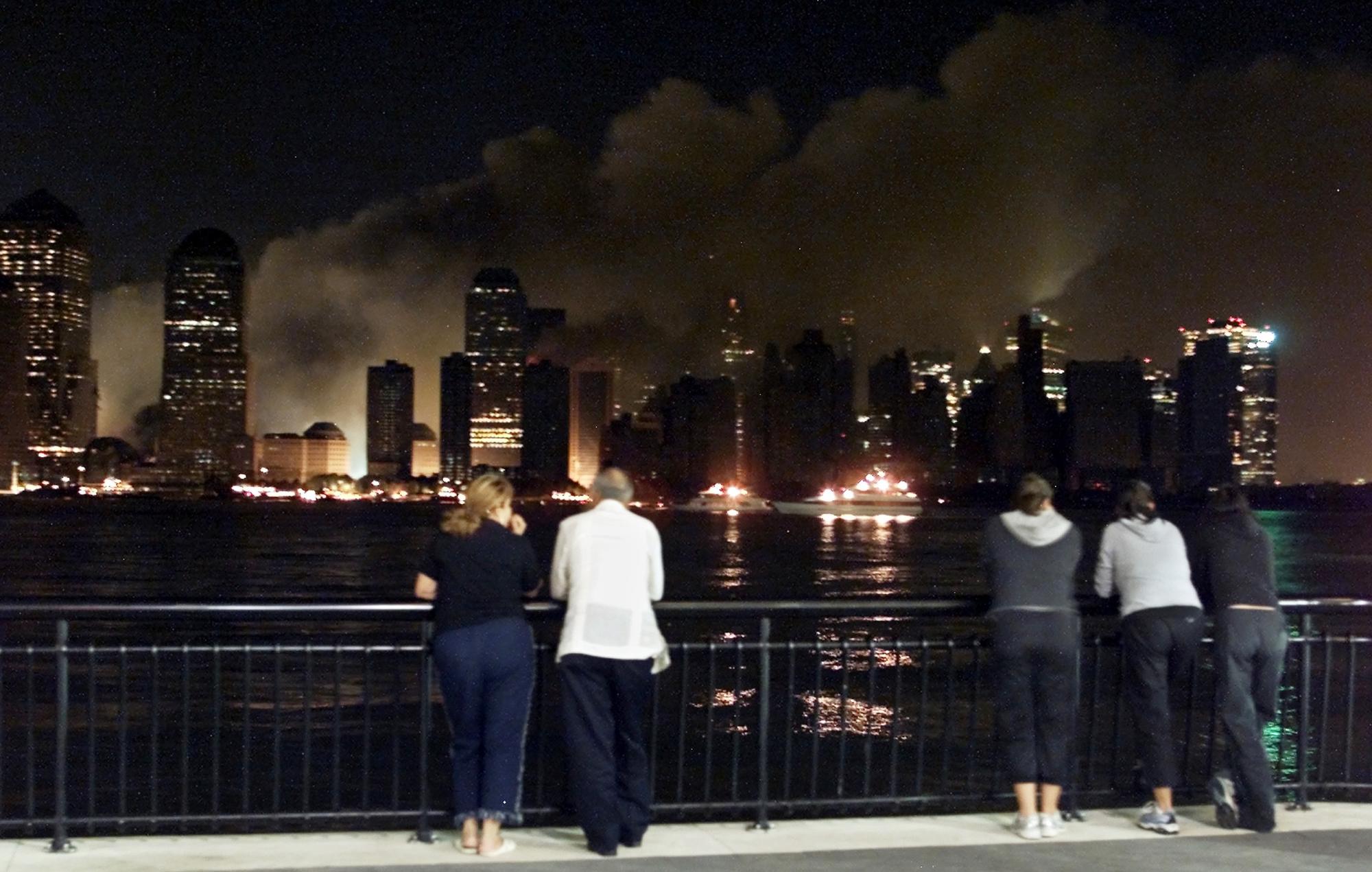 Les habitantes et habitants de New York contemplent la skyline de la ville, changée à jamais. [Reuters - Ray Stubblebine RFS/SV]