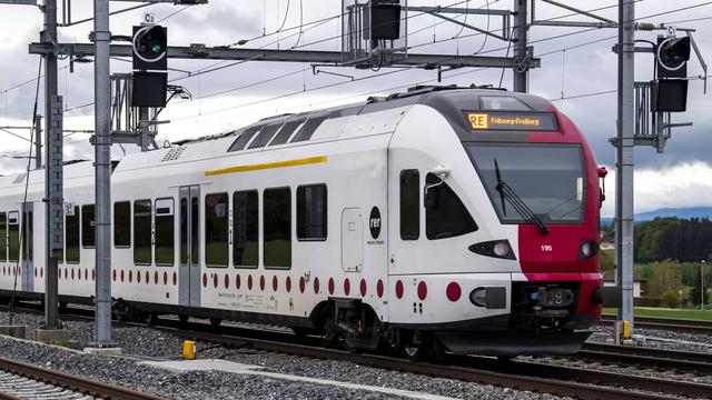 Une rame du RER fribourgeois entre Romont et Fribourg. [Keystone - Jean-Christophe Bott]