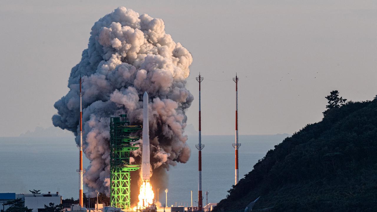 La Corée du Sud a lancé jeudi sa première fusée spatiale de conception nationale, selon des images télévisées, tandis qu'elle cherche à rejoindre le club des nations spatiales avancées. [AFP - YONHAP]