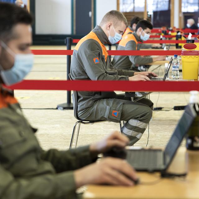 Des agents de la protection civile dans le centre de dépistage de Villars-sur-Ollon. [Keystone - Cyril Zingaro]