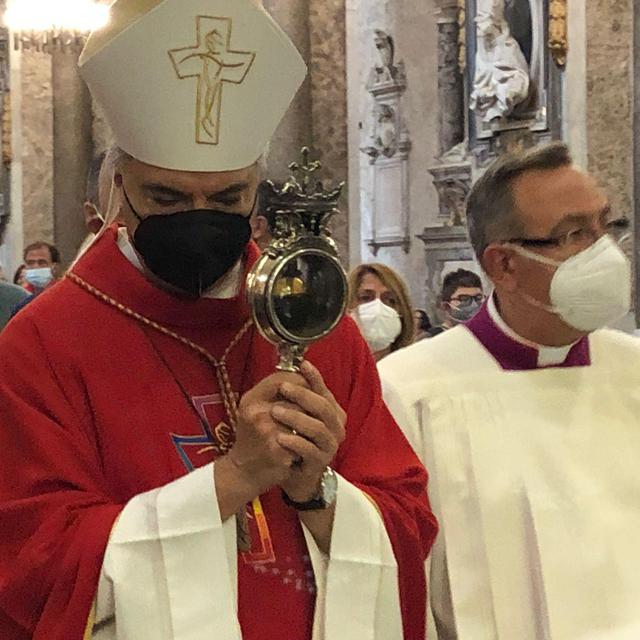 Archeveque de Naples dans la cathédrale [RTS - Sarah Cozzolino]