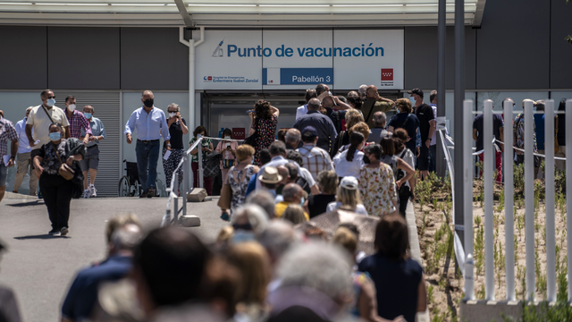 Très peu de personnes refusent la vaccination en Espagne. [AP/Keystone - Olmo Calvo]