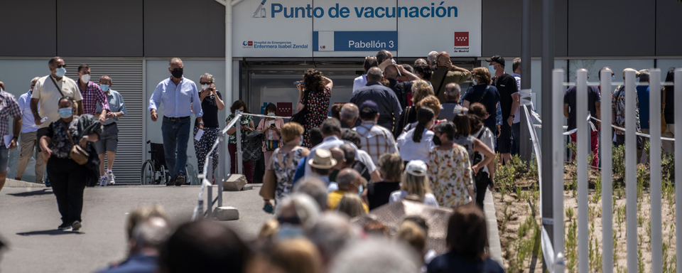 Très peu de personnes refusent la vaccination en Espagne. [AP/Keystone - Olmo Calvo]