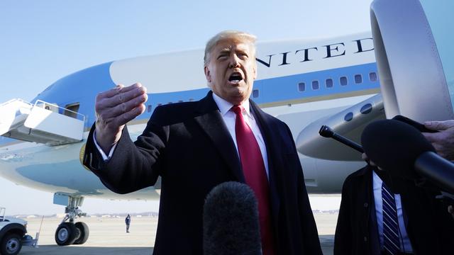 Donald Trump s'exprime devant des journalistes avant son embarquement pour Alamo, dans le sud du Texas, le 12 janvier 2021. [Keystone/AP photo - Alex Brandon]