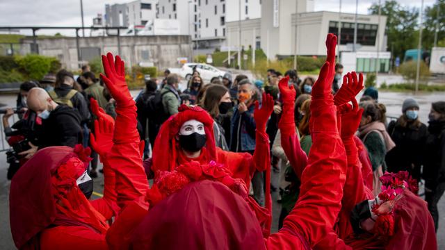 Des membres d'Exinction rebellion à l'ouverture du procès de 31 activistes du climat, le 25 mai 2021 à Fribourg. [Keystone - Jean-Christophe Bott]