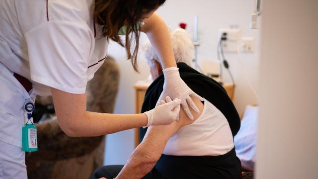 Une membre du personnel de la Résidence Claire-Fontaine à Bassecourt (JU) administre le vaccin anti-Covid à une résidente. [DR - Jura.ch]