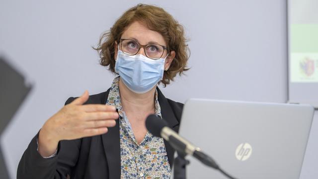 La docteure Aglaé Tardin, médecin cantonale genevoise, enjoint la population à se vacciner, lors du 54e point presse sanitaire Covid-19. Genève, 25 juin 2021. [Keystone - Martial Trezzini]