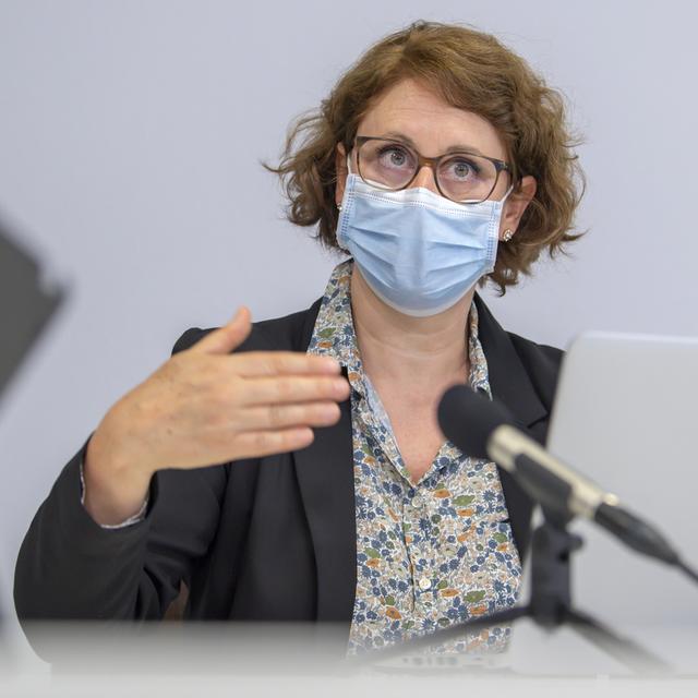 La docteure Aglaé Tardin, médecin cantonale genevoise, enjoint la population à se vacciner, lors du 54e point presse sanitaire Covid-19. Genève, 25 juin 2021. [Keystone - Martial Trezzini]