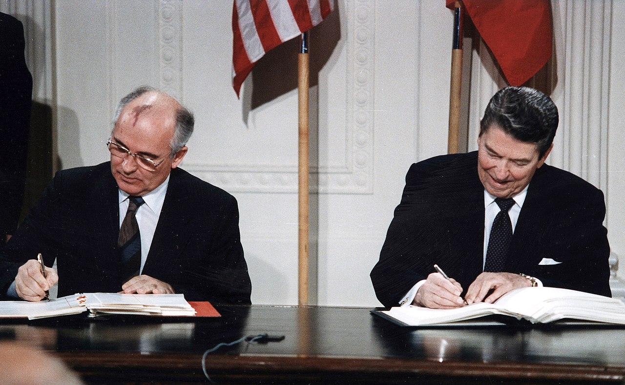 Ronald Reagan (droite) et Mikhaïl Gorbachev (gauche) signent le Traité sur les forces nucléaires à portée intermédiaire, le 8 décembre 1987 à la Maison Blanche. [DR]
