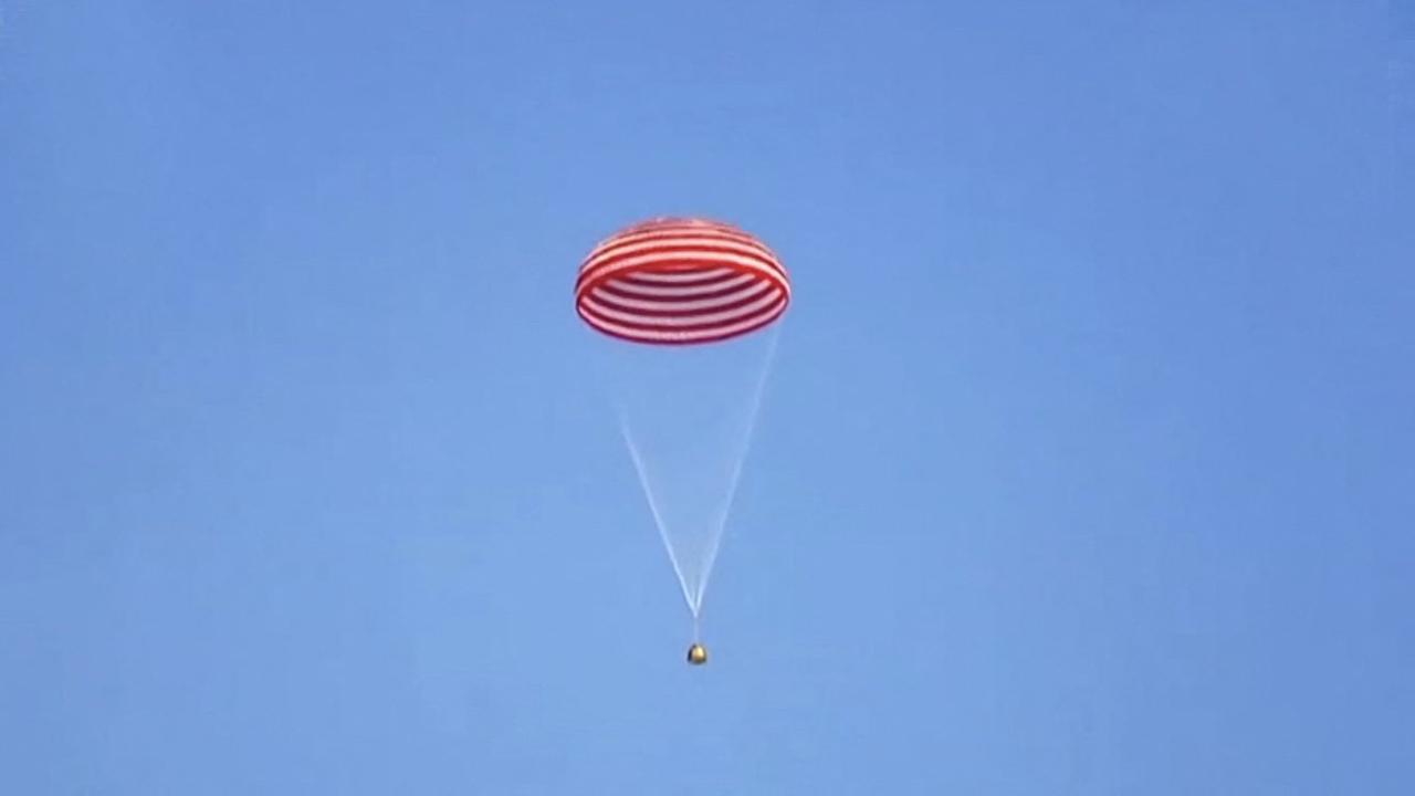 La capsule Shenzhou-12 déployant un parachute pour atterrir dans le désert de Gobi. [AFP - EyePress]