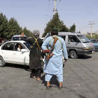 Un checkpoint taliban aux abords de l'aéroport de Kaboul, le lendemain des attentats dévastateurs qui ont causé la mort de 85 personnes. [AP Photo/Keystone - Wali Sabawoon]