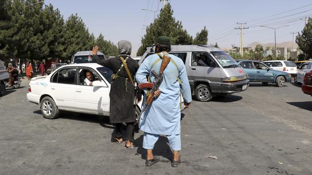 Un checkpoint taliban aux abords de l'aéroport de Kaboul, le lendemain des attentats dévastateurs qui ont causé la mort de 85 personnes. [AP Photo/Keystone - Wali Sabawoon]