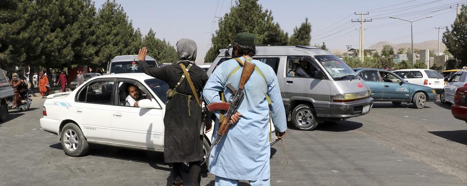 Un checkpoint taliban aux abords de l'aéroport de Kaboul, le lendemain des attentats dévastateurs qui ont causé la mort de 85 personnes. [AP Photo/Keystone - Wali Sabawoon]