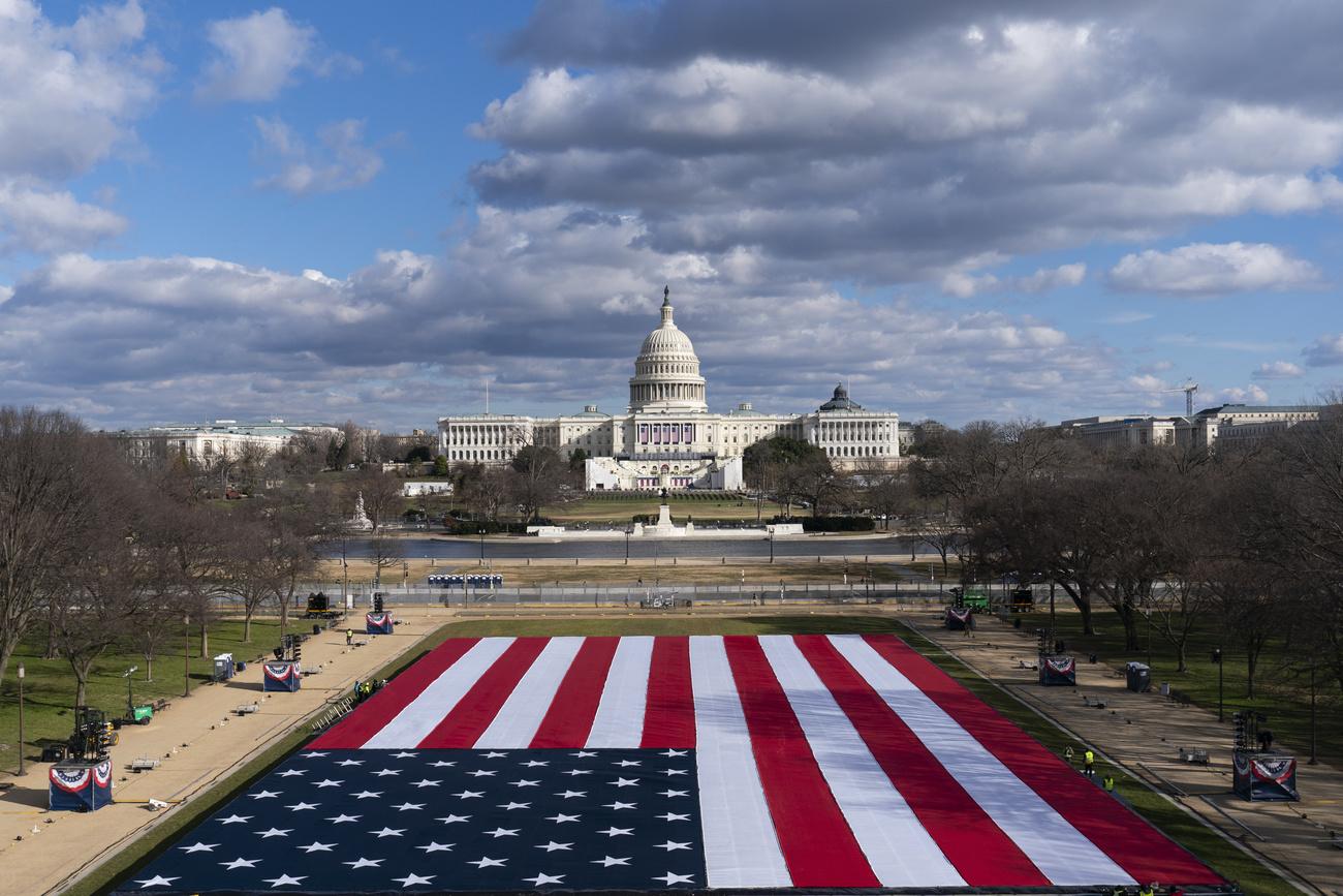 Un drapeau américain devant le Capitole, à la veille de l'investiture de Joe Biden. [Keyston - AP Photo/Alex Brandon]