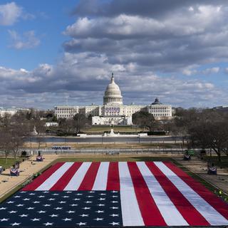 Un drapeau américain devant le Capitole, à la veille de l'investiture de Joe Biden. [Keyston - AP Photo/Alex Brandon]