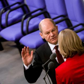 Mercredi 8 décembre: le nouveau chancelier allemand Olaf Scholz prête serment devant la présidente du Bundestag Baerbel Bas. [Keystone/EPA - Filip Singer]