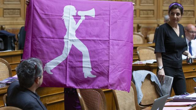 Deux ans après la Grève des femmes de 2019, le Parlement prendra une teinte violette ce week-end à l'occasion du remake de l'historique session des femmes de 1991 (image d'archive). [Keystone - Peter Klaunzer]
