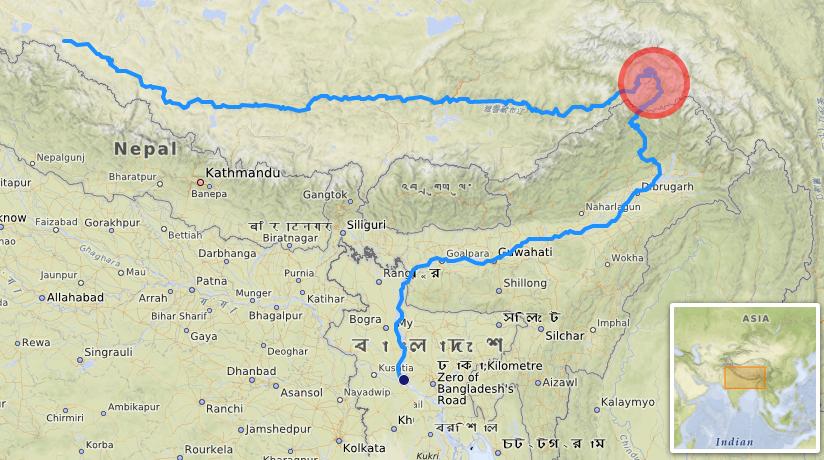 Le cours du Brahmapoutre avec, en rouge, la zone prévue pour le barrage. [CC BY-SA 4.0]