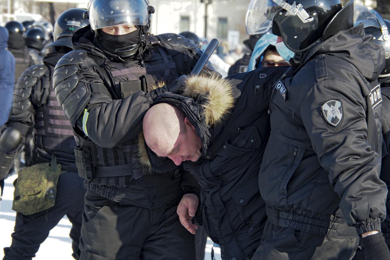 Un homme arrêté en marge des manifestations à Khabarovsk, dans l'Est de la Russie. [Keystone/AP - Igor Volkov]