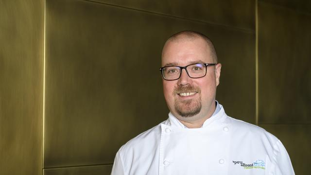 Le chef Stéphane Décotterd quitte le Pont de Brent pour s'installer avec sa brigade au restaurant Bellevue de l'école hôtelière de Glion (VD). Le nouveau restaurant ouvrira ses portes le 23 septembre prochain. [KEYSTONE - ANTHONY ANEX]