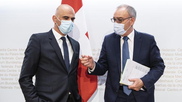 Les conseillers fédéraux Alain Berset et Guy Parmelin à la conférence de presse sur les mesures sanitaires contre le Covid-19 du mercredi 12 mai 2021 au Palais fédéral, Berne.