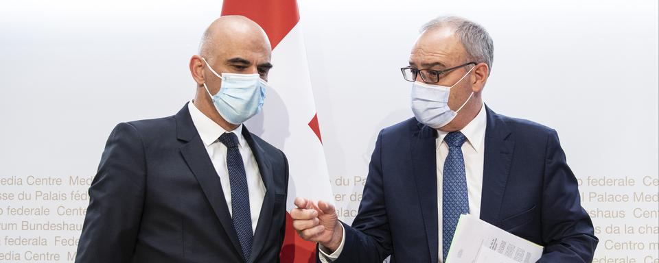 Les conseillers fédéraux Alain Berset et Guy Parmelin à la conférence de presse sur les mesures sanitaires contre le Covid-19 du mercredi 12 mai 2021 au Palais fédéral, Berne.