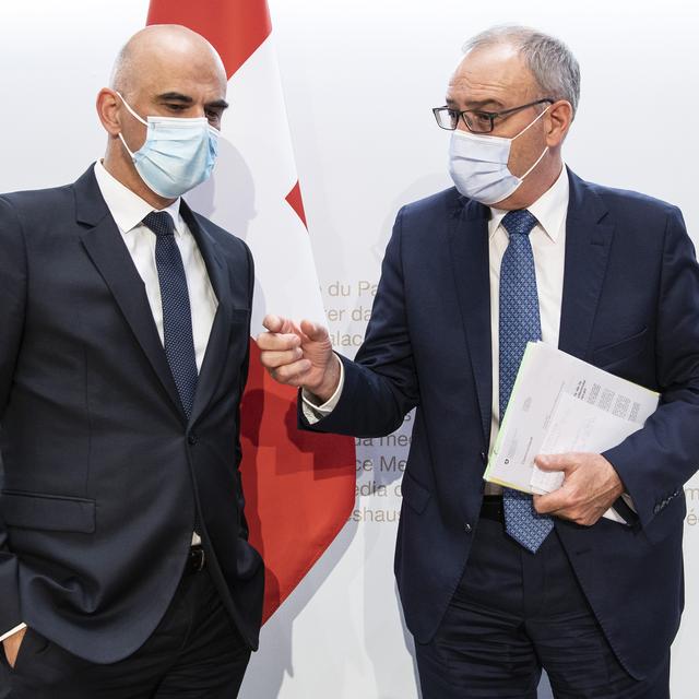 Les conseillers fédéraux Alain Berset et Guy Parmelin à la conférence de presse sur les mesures sanitaires contre le Covid-19 du mercredi 12 mai 2021 au Palais fédéral, Berne.