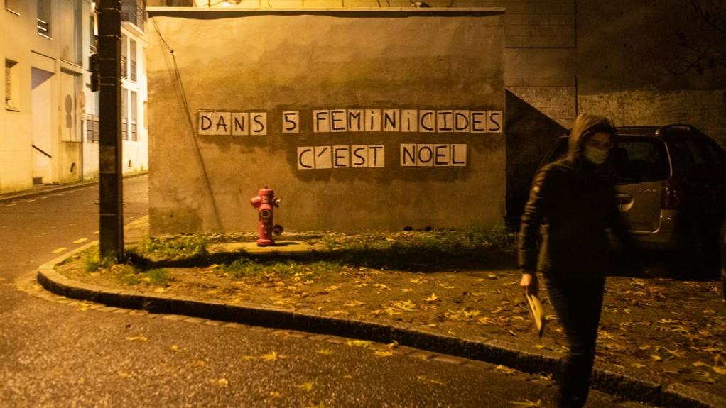 Un collage contre les violences faites aux femmes dans une rue de Nantes, le 12 décembre 2020. [Hans Lucas via AFP - Jérémie Lusseau]