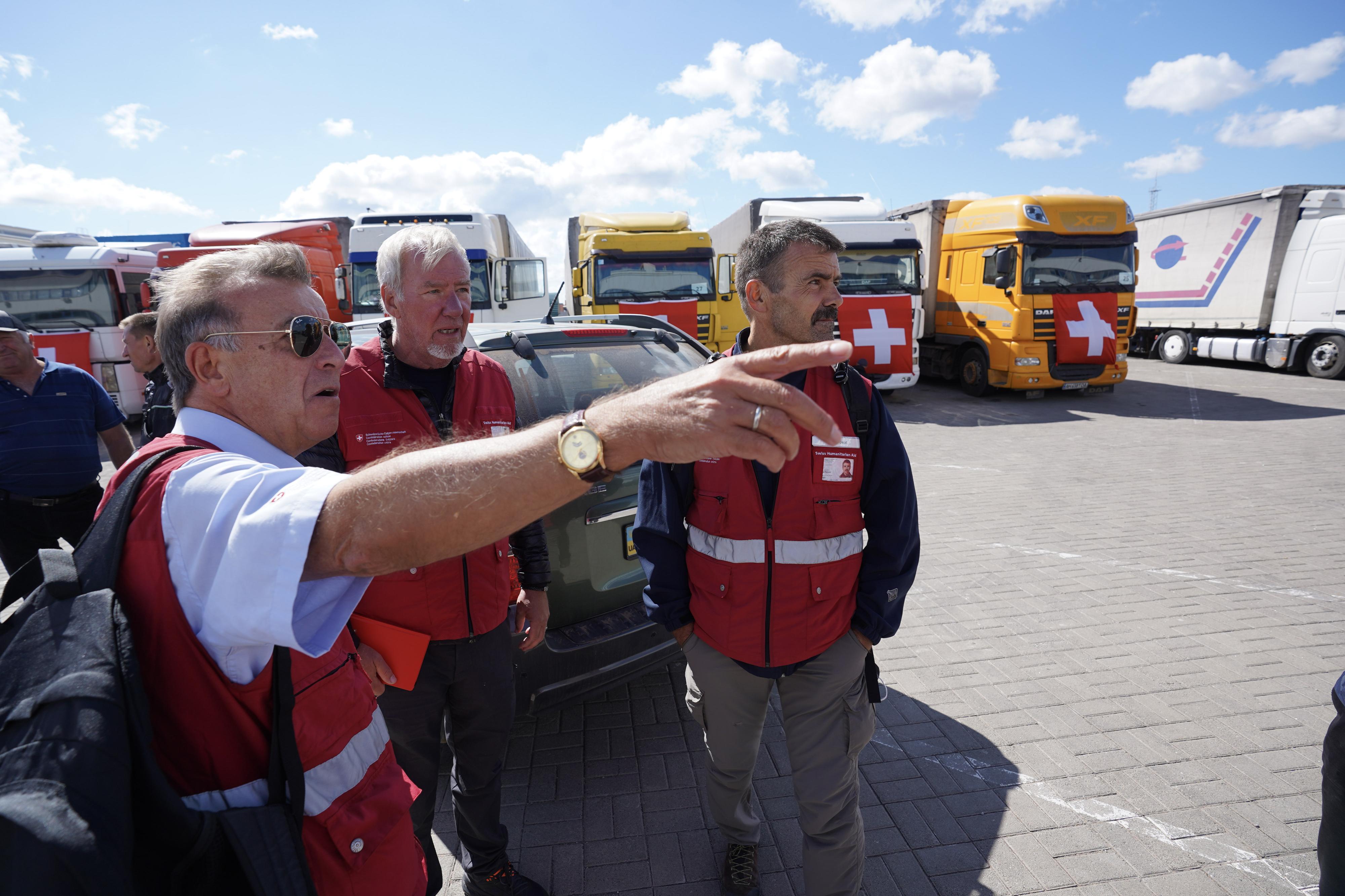 Des membres du Corps suisse d'aide humanitaire (CSA), au premier plan, Dieter Dreyer, le chef d'équipe. [DFAE - Michael Fichter Iff, 3012 Bern]
