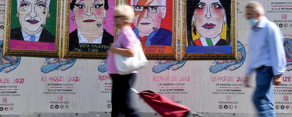 Des panneaux électoraux pour les quatre candidats en lice à la course à la mairie de Rome, le 1er octobre 2021. [EPA/Keystone - Ettore Ferrari]