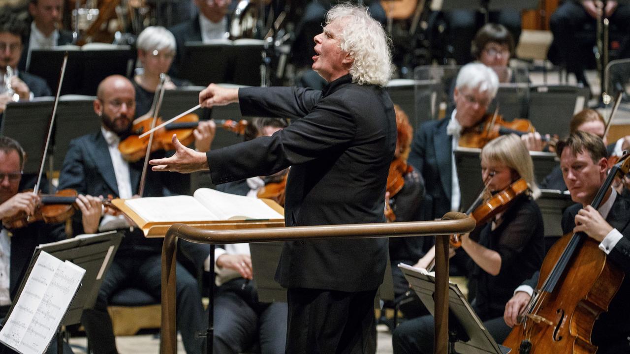 Simon Rattle à la tête du London Symphony Orchestra en 2017. [AFP - Tolga Akmen]