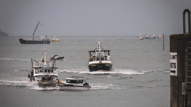 Les pêcheurs français devant l'entrée du port de Saint-Hélier, à Jersey, 06.05.2021. [AP/Keystone - Oliver Pinel]