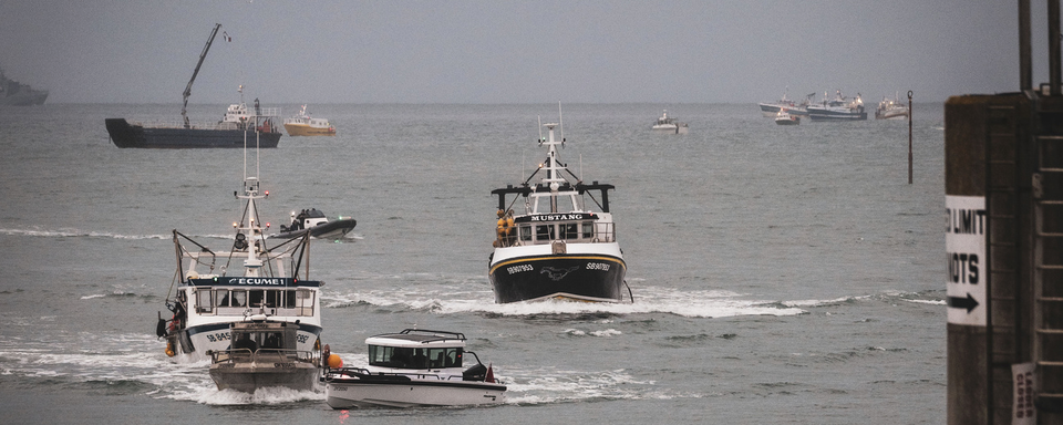 Les pêcheurs français devant l'entrée du port de Saint-Hélier, à Jersey, 06.05.2021. [AP/Keystone - Oliver Pinel]