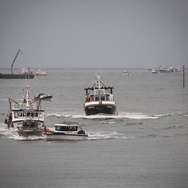 Les pêcheurs français devant l'entrée du port de Saint-Hélier, à Jersey, 06.05.2021. [AP/Keystone - Oliver Pinel]