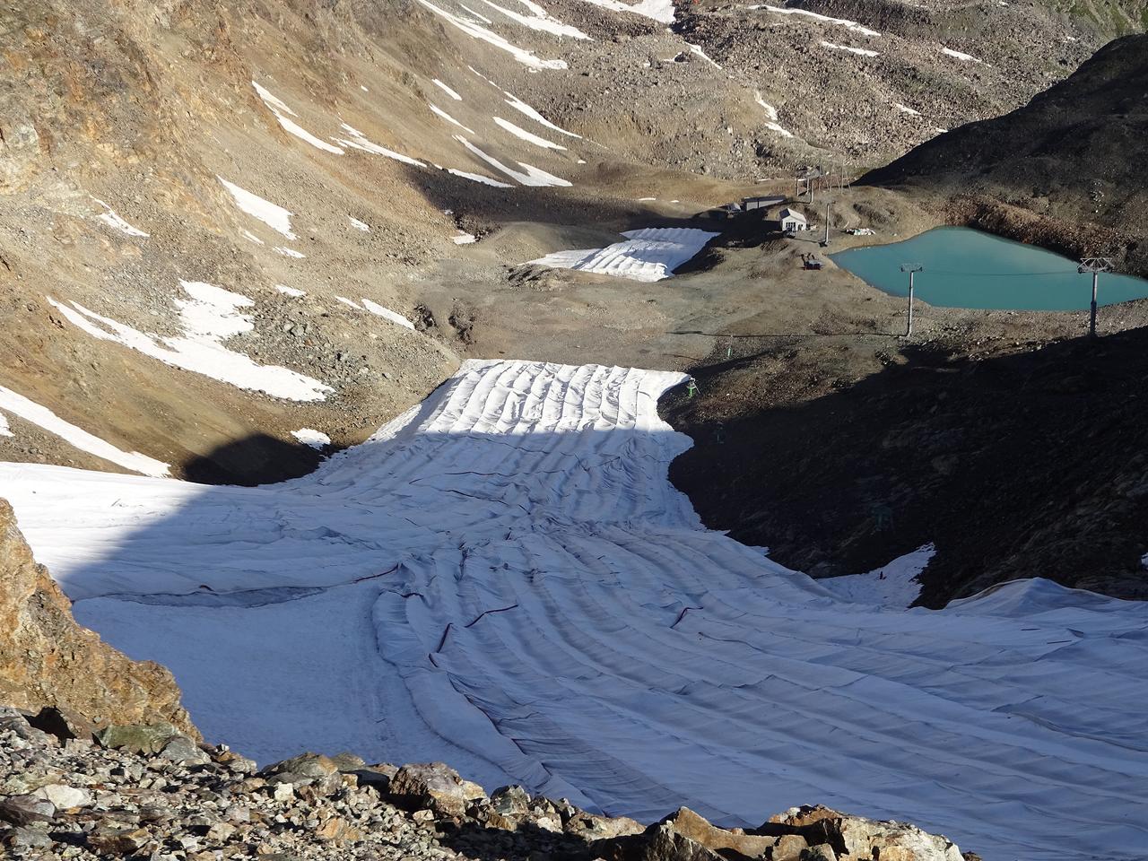 Le très petit glacier près de la Diavolezza (GR), presque disparu il y a dix ans, est désormais complètement recouvert en été et a donc regagné une certaine épaisseur. [WSL - Matthias Huss]