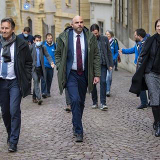 Les PLR Alain Ribaux, Laurent Favre et Crystel Graf arrivent au Château de Neuchâtel lors du 1er tour de l'élection, 18.04.2021. [Keystone - Jean-Christophe Bott]