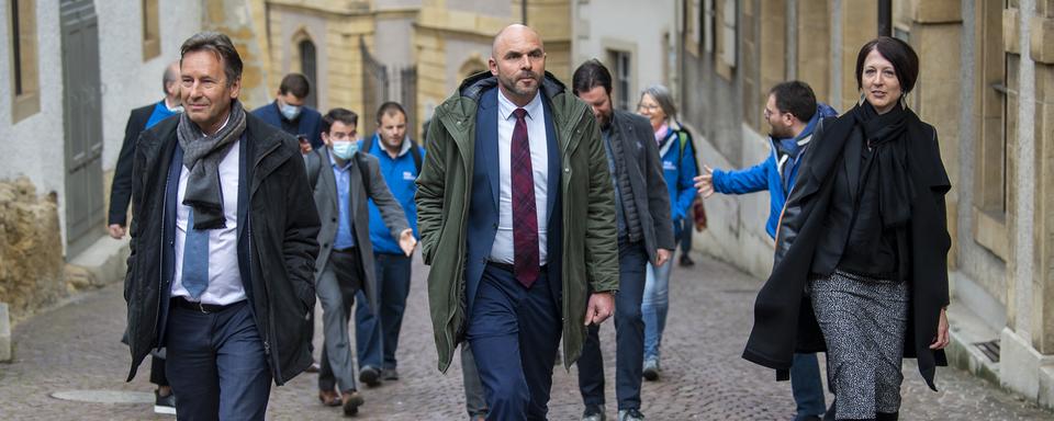 Les PLR Alain Ribaux, Laurent Favre et Crystel Graf arrivent au Château de Neuchâtel lors du 1er tour de l'élection, 18.04.2021. [Keystone - Jean-Christophe Bott]