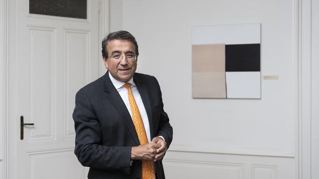 Pascal Broulis, conseiller d'Etat vaudois, pose dans son bureau à Lausanne. [Jean-Christophe Bott]