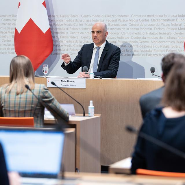 Alain Berset lors de la conférence de presse sur Conseil fédéral, le 17 décembre 2021. [KEYSTONE - PETER SCHNEIDER]