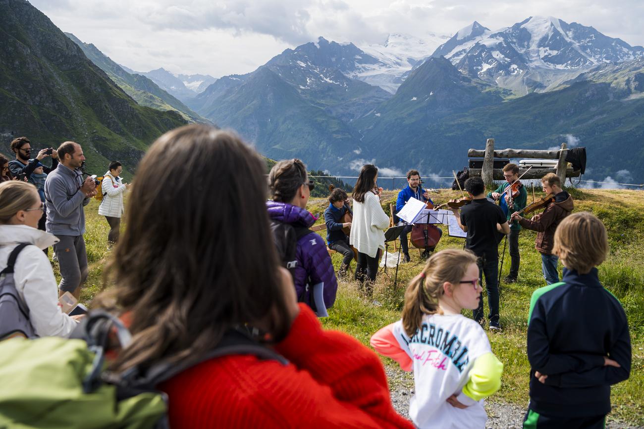 Des musiciens de la Verbier Festival Academy jouent de la musique lors d'une randonnée culturelle dans le cadre du Verbier Festival, le 27 juillet 2019. [Keystone - Jean-Christophe Bott]