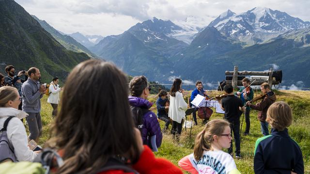 Des musiciens de la Verbier Festival Academy jouent de la musique lors d'une randonnée culturelle dans le cadre du Verbier Festival, le 27 juillet 2019. [Keystone - Jean-Christophe Bott]