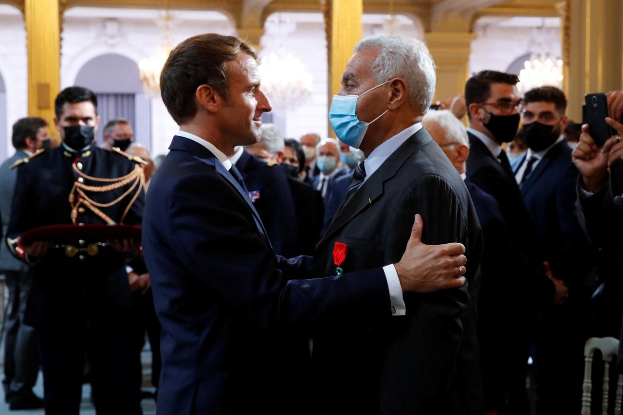 Lors de la cérémonie, Emmanuel Macron a récompensé le harki Salah Abdelkrim du titre de "Chevalier de la Legion d'honneur". [AFP - GONZALO FUENTES]