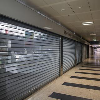 Des commerces fermés à l'aéroport de Genève au printemps 2020. [Keystone - Salvatore Di Nolfi]